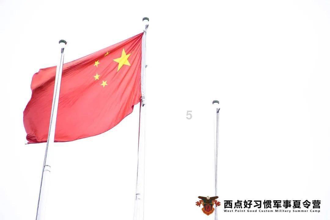 这是哪个学校的校服？校徽游戏画面